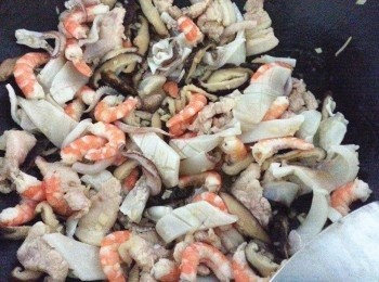 step3: 蝦仁.透抽.五花肉加入翻炒到熟