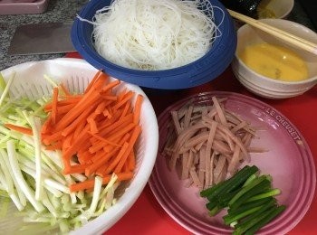 step2: 米粉跟包裝袋上顯示用水喉水浸約20-30分鐘至軟身, 後瀝乾備用, 可剪段一半方便炒, 紅蘿蔔刨絲/切絲, 韮王沖洗後切段瀝乾備用, 蔥也也樣, 火腿也切切段