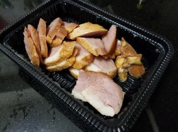 step4: 鴨胸切片，用蒜頭，乾蔥大火煎香