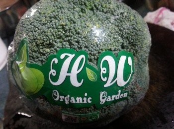 step1: 選用安田西蘭花1棵,洗淨後切1朵朵