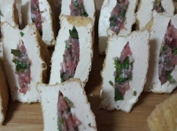 step6: 把香菜絞肉取適量壓入裂縫中