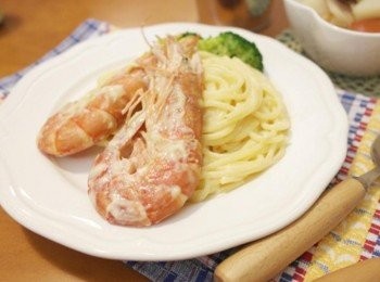 step9: 吸附著起士奶香的天使紅蝦好誘人~~ 麵條也是濃郁的很呢&gt;///