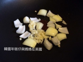 step4: 鑊預熱落油，放入蒜蓉和洋蔥炒香。