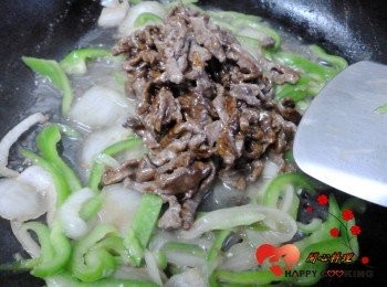 step6: 最後倒入牛肉絲快速拌勻