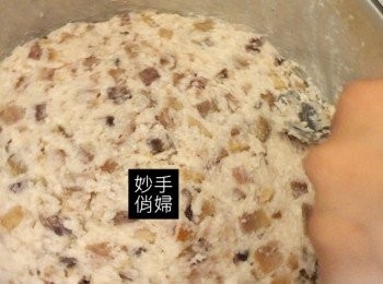 step4: 用鍋鏟慢慢混合均勻,攪拌成團糊狀之後就可以關火~
拿出電鍋的內鍋把團糊放進去之後,找一根湯匙壓平...