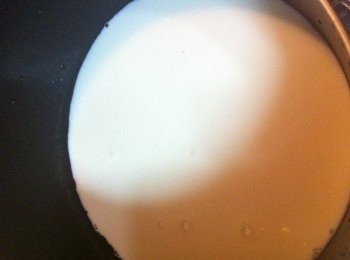 step3: 取另一隻煲，將熱奶倒進另一隻煲內，這為之「 第一次」，然後，又將煲內的奶倒回熱煲內，為之「第二次」，如是做十次，最後一次奶是應該在熱煲內。