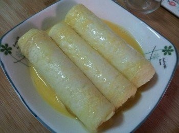 step7: 把捲好的吐司放入蛋液中浸泡均勻