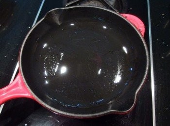 step5: 加入少許的油熱鍋...