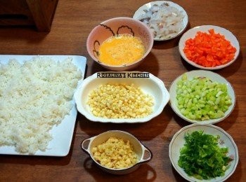 step1: 1.準備材料。(盡量將蔬菜切的細小，花枝也不要太大，白飯煮好後，放到盤子散熱即可，無需要隔夜飯)