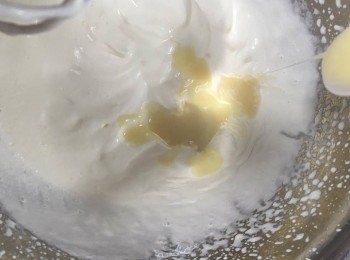 step3: 將淡忌廉倒入一個乾淨沒油沒水的器皿內，用打蛋器最快的速度打至8成企身，加入煉奶，再打勻，試味，如味道不足，可重覆此步驟