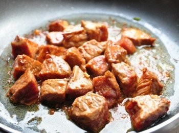 step3: 然後將醃漬後的牛肉塊放入鍋中香煎