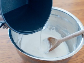 step3: 再將另外的150毫升水與糖拌勻，用中火煮至糖溶化。將糖水加入再來米粉漿內拌勻，待粉漿完全冷卻後，加入酵母拌勻 （＊必定要待粉漿冷卻少下酵母，否則酵母會死掉）