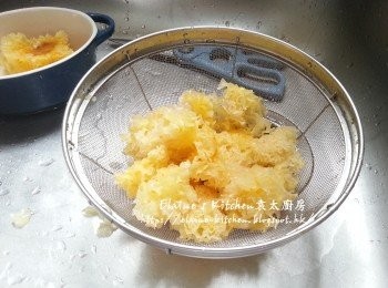 step5: 期間將蘋果去芯切件 , 雪耳剪成細塊
