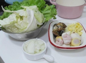 step1: 把青菜類都清洗乾淨並切成適當大小!! 火鍋料們也都備齊!!!