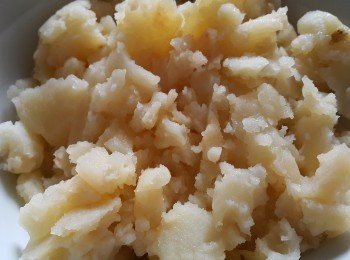 step1: 煲完湯的薯仔，放涼後放入食物袋，用平底器皿壓成蓉