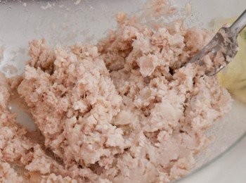 step3: 蒸熟後取出去皮，襯熱時搓成芋泥