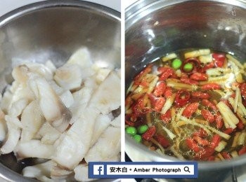 step2: 煮一鍋滾水，將鯛魚片燙熟後，撈出來瀝乾備用(左圖)。將58度金門高粱酒、冷開水、魚露(添加魚露，可增加醬汁的鹹味和鮮味，有提味的作用)、白砂糖、香油、薑絲、青豆仁、紅辣椒、构杞，放入小鍋中，燒開即可熄火，即成<span class="group_2">酒香醬汁</span>(右圖)。