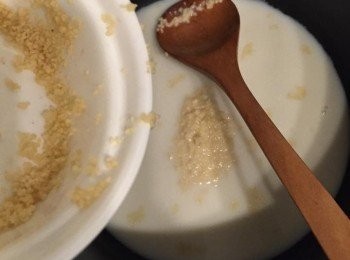 step1: 烤箱先預熱200度
熱鍋加入燕麥奶，開慢火，燕麥奶變熱後加入中東米及糖，