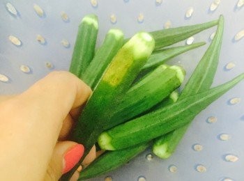 step3: 用幼鹽搓揉每一條秋葵，去掉秋葵表面的毛。