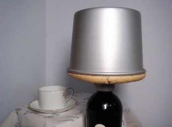 step6: 裝入蛋糕模中，可以稍微輕敲出空氣。烤箱160度烤30-40分鐘。出爐後倒扣放涼，若有酒瓶搭配戚風蛋糕模，即可省去網架。用一般的蛋糕模則可用網架墊著散熱。散熱時間建議一個半鐘頭以上，讓蛋糕組織更穩定。