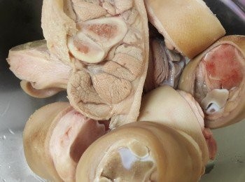 step1: 豬腳川燙一下備用