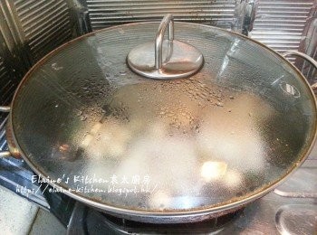 step3: 鑊中加入水 , 蔥段及紹酒煮滾 , 放入豬皮用中火煮15分鐘後加入魚蛋熄火焗20分鐘