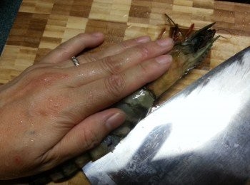 step1: 大蝦解凍後,剪去腳及鬚,先用較剪先於蝦背上剪開蝦殼,再用刀於背部按實,慢慢切開兩邊(如沒有經驗的話,可以戴上手套),挑去腸洗淨及抹乾水份
如何簡易切蝦方法可參考TIPS內的(高太簡易切蝦法片段)