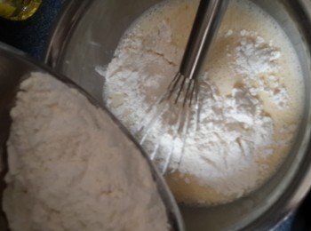 step6: 將麵粉倒入牛奶蛋漿中拌至無粉粒