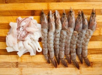 step2: 接著把透抽切成圈狀後備用。