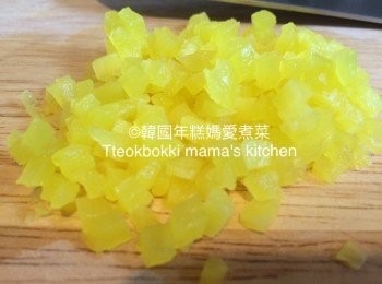 step3: 韓國醃漬黃蘿蔔切幼粒後，留起些少作裝飾用。