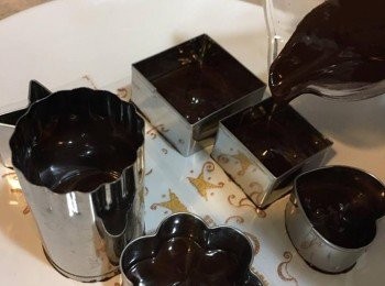 step4: 把溶好既朱古力漿倒入模具，厚度約1cm左右，跟住放入雪櫃約30-40分鐘