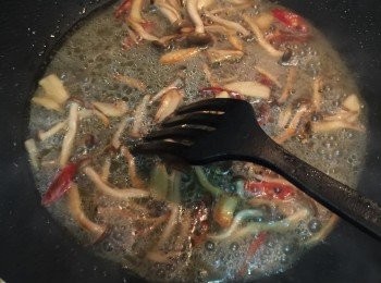 step6: 倒入步驟4的湯汁.約莫煮至1分鐘.
