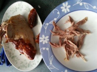 step2: 燒鴨去皮不要,將肉撕成粗絲