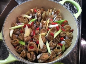 step4: 再擺上洗淨過的杞子，薑片和蔥白。