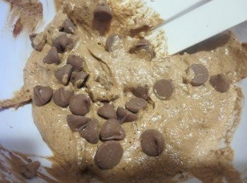 step6: 可可粉漿倒入焗杯中至七、八分滿，加入朱古力粒；放入焗爐內，以180℃，焗約18-20分鐘即可。