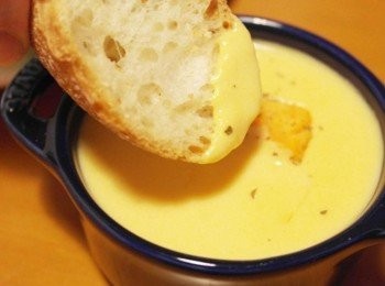 step9: 麵包沾上香濃的地瓜濃湯就是好吃&gt;////