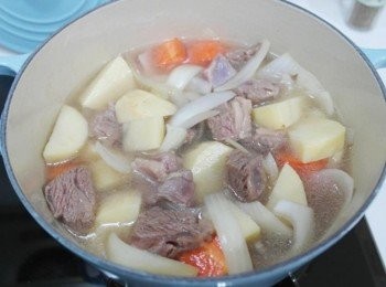 step4: 拌炒一下後加入適量的水~~ 水量約蓋過材料即可^^ 蓋上鍋蓋悶煮約10-15分鐘~煮至蘿蔔和馬鈴薯變軟!!