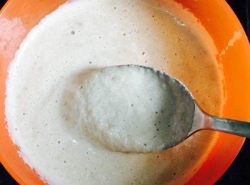 step2: 蘑菇汁：下少許油炒香蘑菇，加牛奶煮滾後，用攪拌機打成蘑菇白汁。