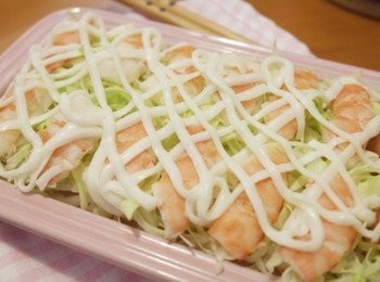 step8: 吃起來就像在辦桌啦~~蝦肉挺有彈性的呢^^" 還以為是在吃龍蝦沙拉呢~~噗!!!!