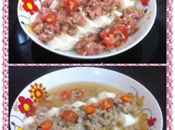 step2: 將水豆腐取出洗淨，切厚片排在碟子上，然後補上醃製好的肉碎，和辣椒圈。
取出鍋加入適量的水分，隔水大火蒸15分鐘或至熟透即可。