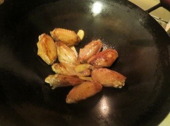 step2: 燒熱油鑊，先下薑，與<a href="https://bit.ly/3zHU5V3" target="_blank" data-keyword="雞翼" class="guide-link"><strong>雞翼</strong></a> <span style="display:inline-block;vertical-align:middle;margin-top:-3px;color:initial;border-radius:3px;padding:2px 3px;font-size:12px;line-height:14px;background:#87d300;color:#fff;">即買</span> 一同煎香。