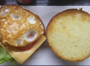 step4: 麵包塗上沙律醬/茄汁，隨意鋪上各樣材料