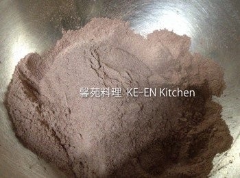 step1: 可可粉和麵粉、混合各篩2次