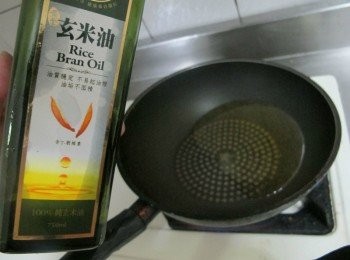 step2: 準備適量的【黃金玄米油 】熱鍋~ 選用【玄米油】~ 穩定的油品耐高溫，健康不起油煙，而且炸過的料理也不會有厚重的油味，讓食物美味也可以很健康喔!