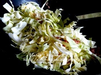 step7: 加入豬肉碎炒至轉色 , 加入椰菜拌勻炒數分鐘