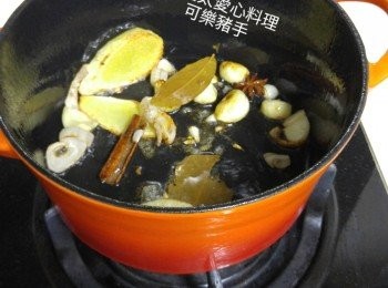 step2: 燒熱油鑊，爆香料頭，下豬手炒均。