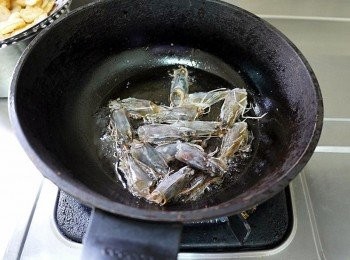 step5: 起油鍋下少許的鹽，將蝦頭炸至金黃酥脆，而鍋中的油就是蝦油，加入水滾後下米與紅蘿蔔末熬至自己喜歡粥的濃稠度，倒入<span class="group_1">調味</span>一起熬煮，