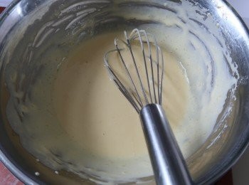 step2: 加入奶及蛋王拌勻