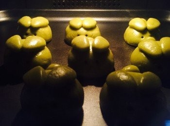 step9: 焗爐預熱230度。放入兔兔先焗7分鐘，取出刷上糖水再焗1分鐘至乾身即成。