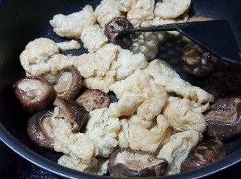 step6: 再加入己經蒸好15分鐘的冬菇炒勻,加入麵筋炒勻(麵筋處理:先出水去油,再沖洗,用較剪剪開1開2)